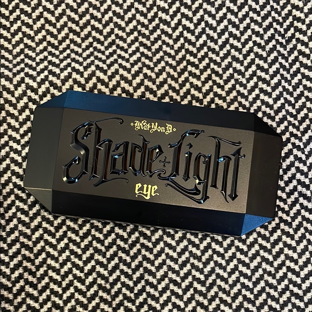 Rust Coffin KVD Beauty Eyeshadow Palette shade + light